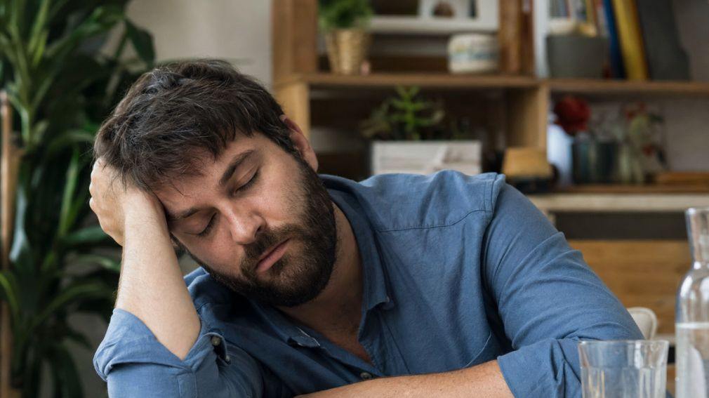 La conexi&oacute;n entre la digesti&oacute;n y la somnolencia post comida