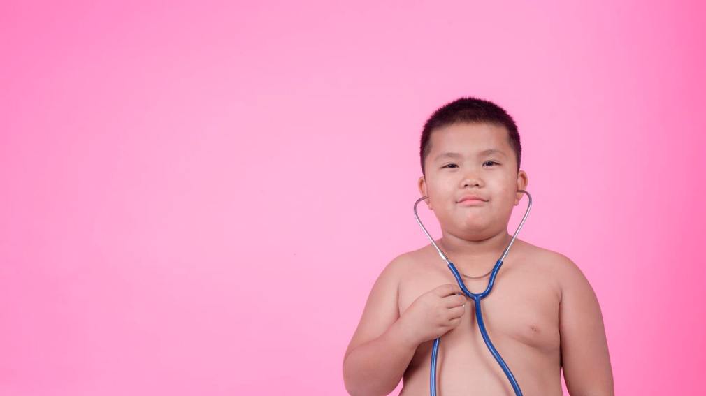 Una investigación analiza cómo la obesidad infantil afecta el desarrollo masculino