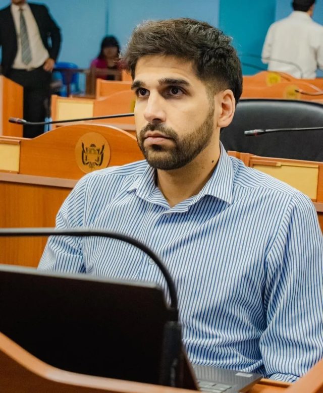 Controversia por el bacheo en la Capital: mientras Tiago Puente criticaba la gestión en medios, la Comuna bacheaba en Camino de la Virgen