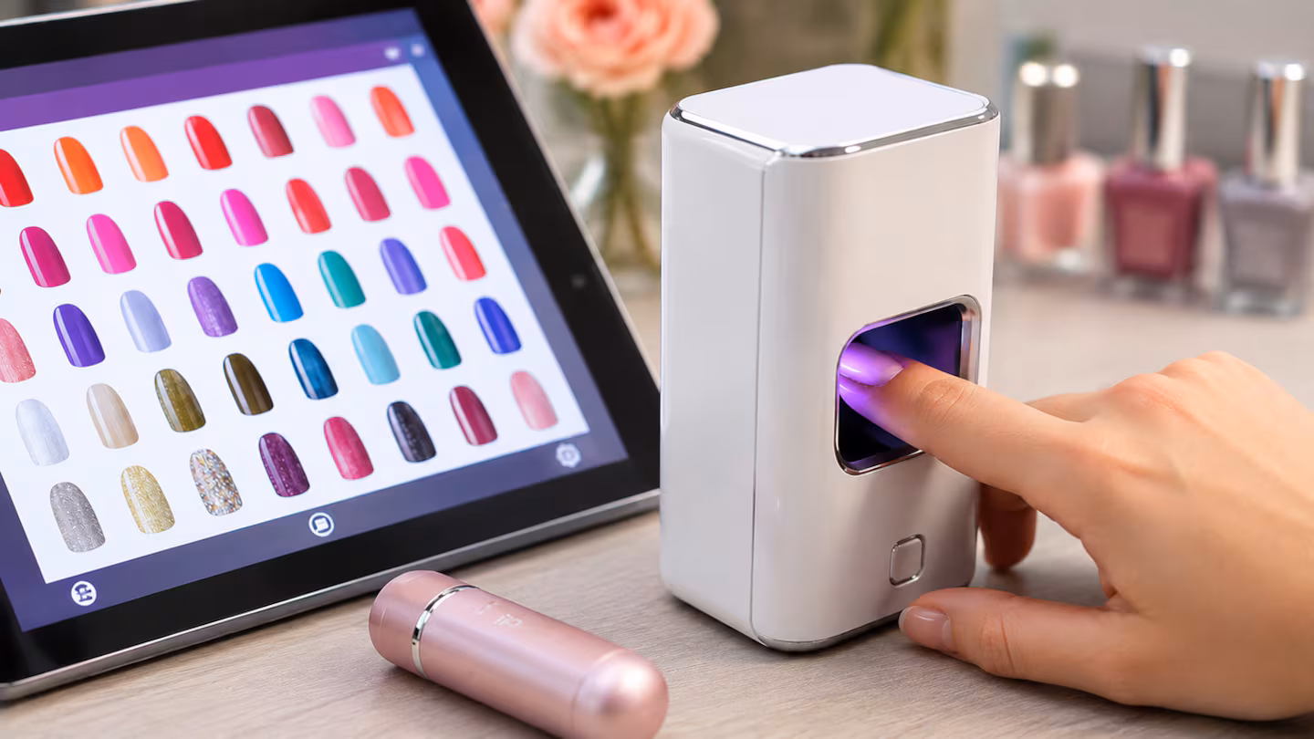 Adi&oacute;s al esmalte de u&ntilde;as: el invento que es tendencia en 2026 y las manicuras miran con recelo
