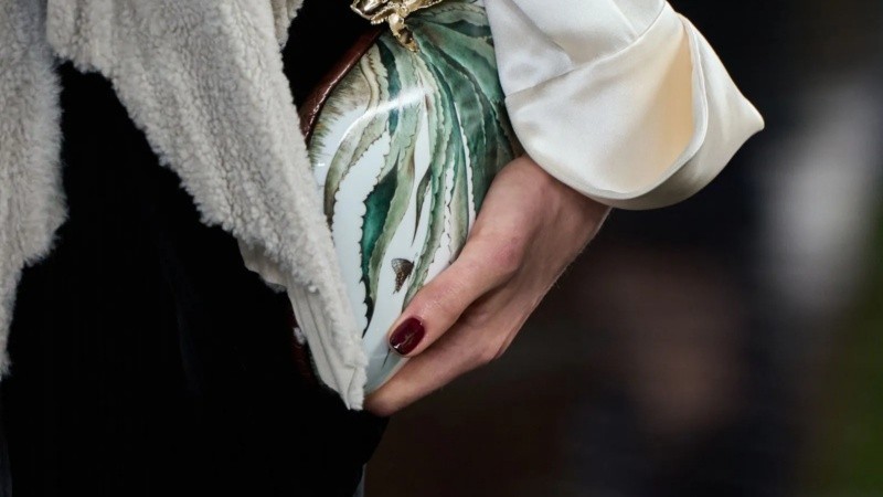 Las u&ntilde;as cortas en color vino vuelven a ser la opci&oacute;n m&aacute;s elegante del invierno