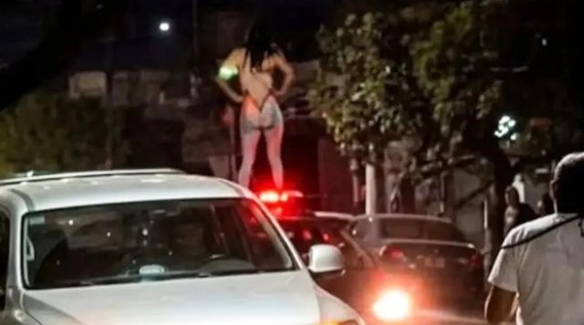 Escándalo de una mujer trans desnuda en Córdoba
