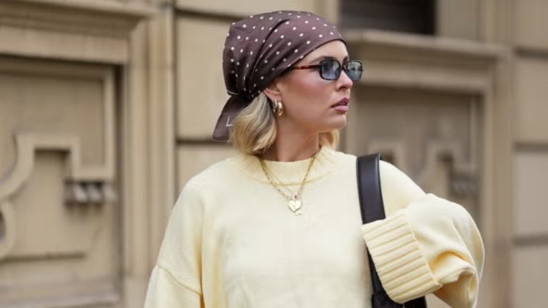El pa&ntilde;uelo se mete en el outfit de oto&ntilde;o y levanta cualquier look