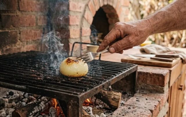 Frotar una cebolla en la parrilla despu&eacute;s del asado