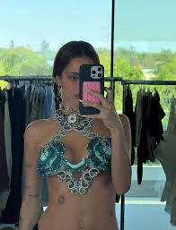 Tini Stoessel mostró tres looks de alto voltaje: microbikini bicolor neón, corpiño translúcido y top bijou | TN