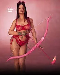 Rihanna de Día de San Valentín ? La estrella deslumbra con su nueva  colección de lencería Loveline de su marca @savagexfenty, caracterizada  como un Cupido sensual. El lanzamiento de la campaña se