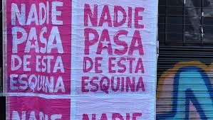 ???????? VUELVE PATITO FEO ?? Buenos aires, Córdoba, Rosario y varias ciudades del país amanecieron repletas de pasacalles con la leyenda “Nadie pasa de esta esquina” . El trascendido que nos llega