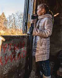 Una nena ucraniana desafía a Rusia con un rifle y un chupetín: la historia  de una foto que está recorriendo el mundo | Contexto Tucumán