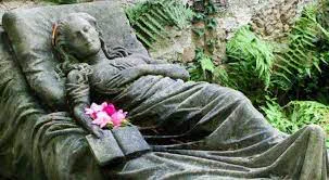 Habitante - Esto sucede en viejo cementerio de Friburgo de Brisgovia, una ciudad situada en Alemania. Este precioso camposanto estuvo acogiendo almas durante casi doscientos años hasta que en 1872 fue convertido