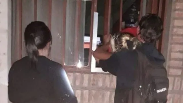 20 personas encadenadas frente al municipio