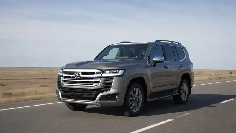 Toyota ofrece por primera vez la Land Cruiser 300 híbrida en Argentina: precio y ficha técnica