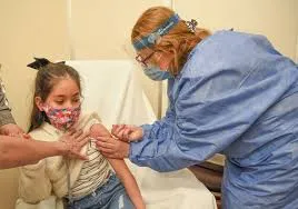 A contramano del mundo, las muertes por coronavirus baten récords en Rusia