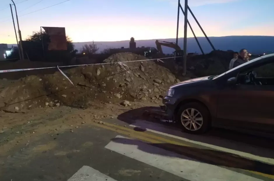 A las piñas limpias y destrozos de vehículos: encontró pruebas de que le era infiel