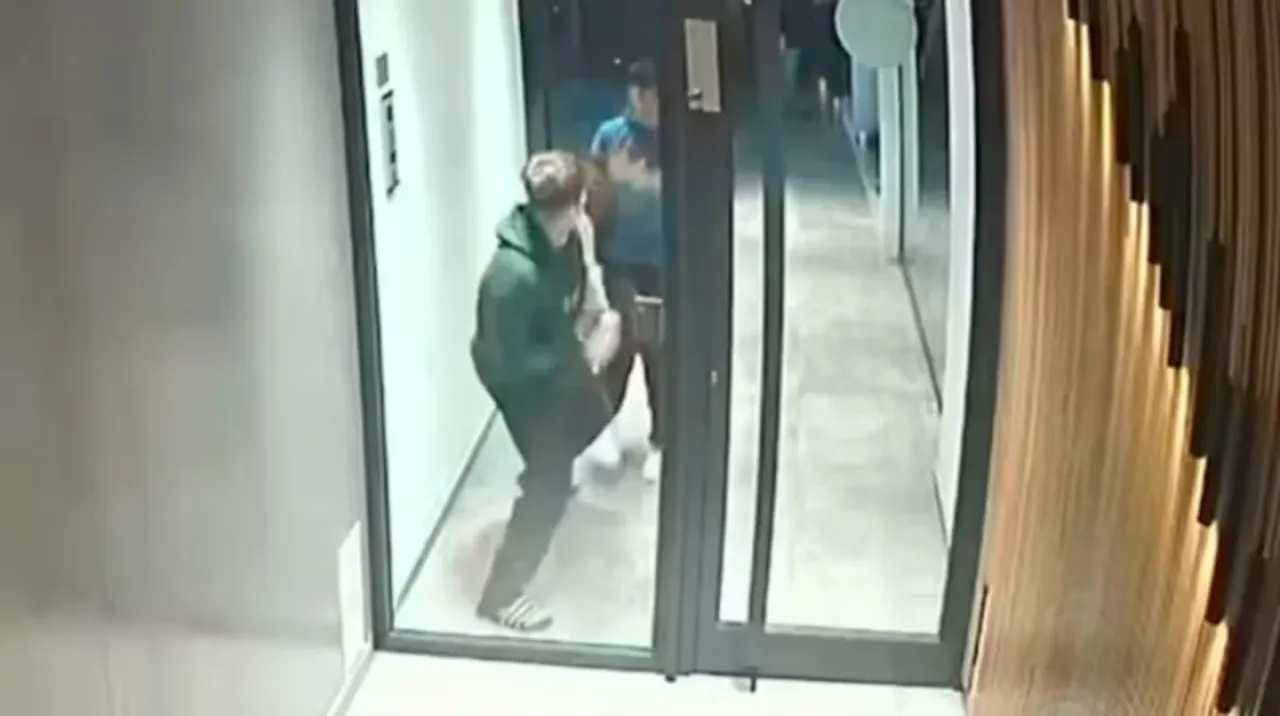 A lo Jackie Chan: le dio una golpiza a un Agente con un nunchaku