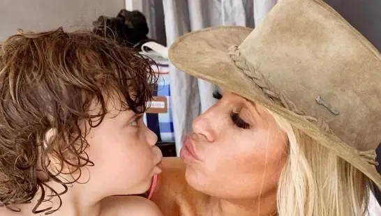 A los 55 años, Catherine Fulop manejó en mini short y corpiño ultrahot