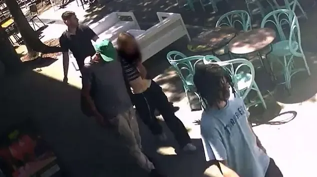 A una periodista le explotó el celular mientras lo cargaba en la madrugada: “Me despertó el olor a humo”