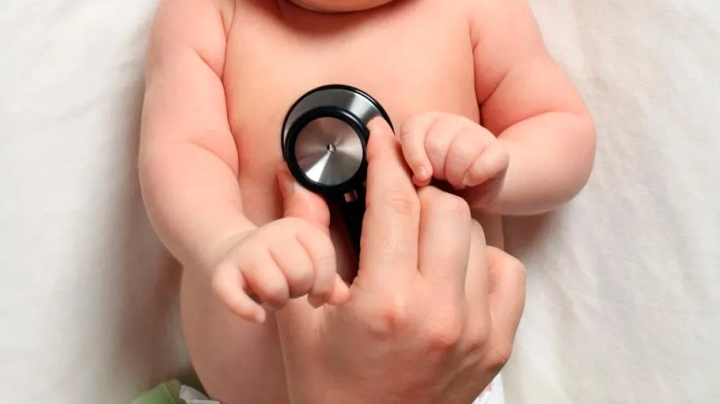 Abrigarlos por capas y no exagerar si están dentro de casa: consejos para cuidar a los bebés