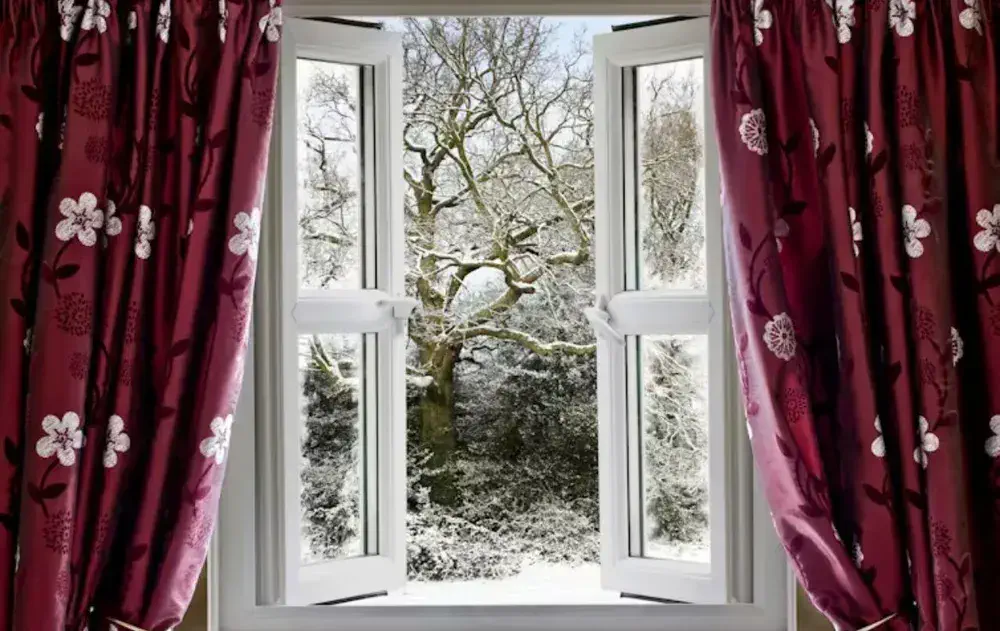 Abrir las ventanas a primera hora de la mañana en invierno es un truco eficaz para el cuidado del hogar