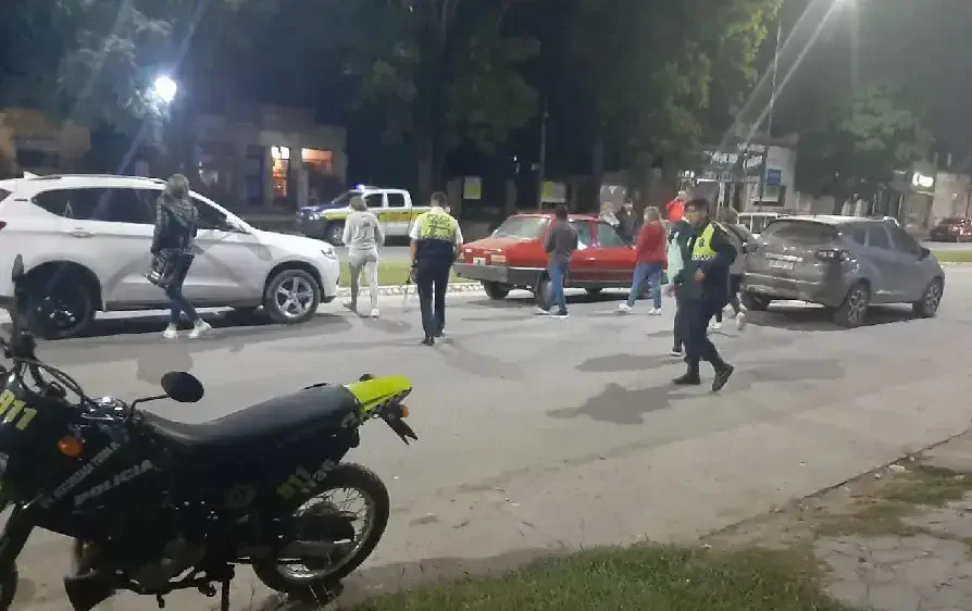 Accidente múltiple: dos motociclistas se rozaron, bajaron a pelear y chocaron tres camionetas y un auto