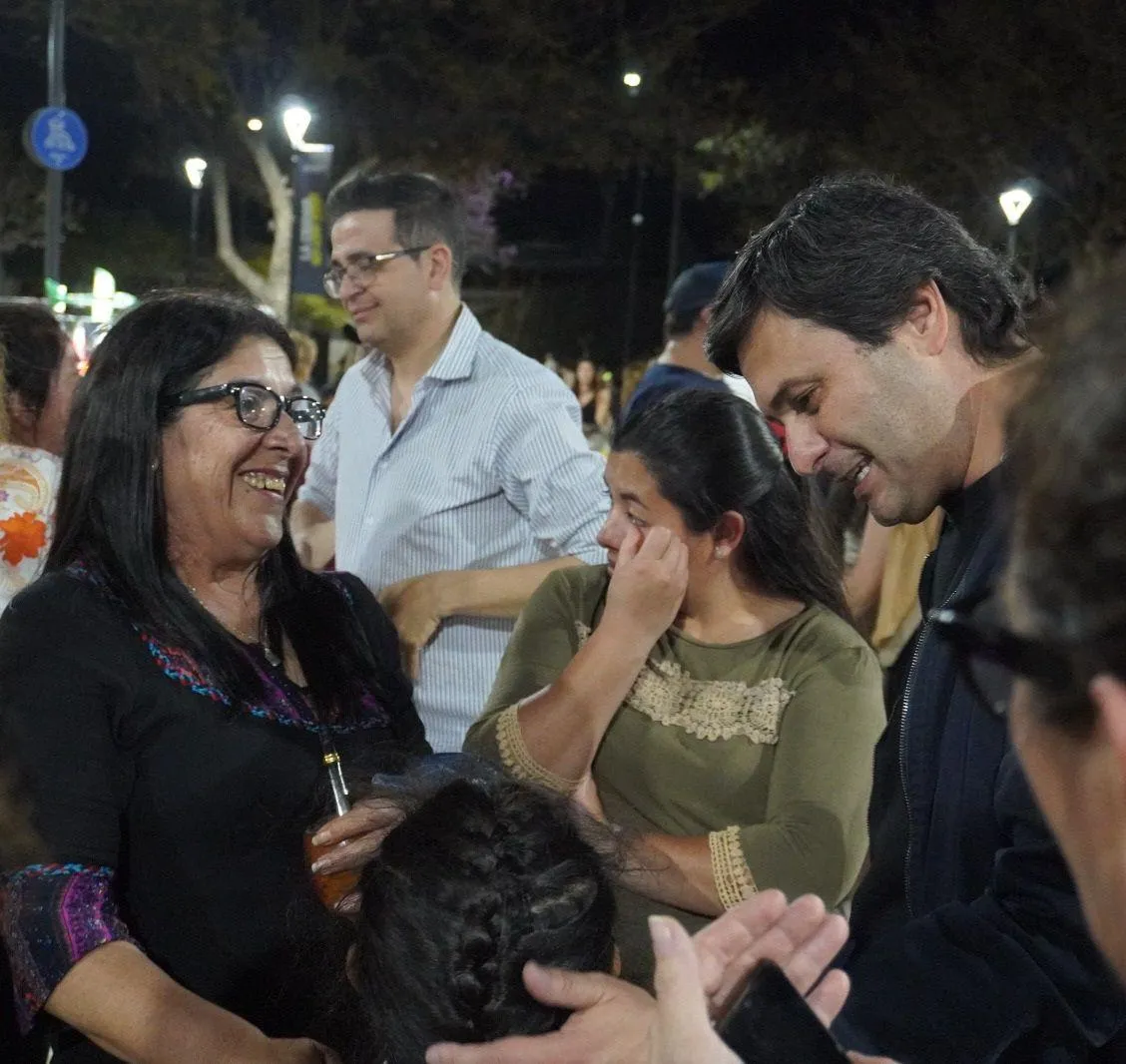 Acosaba a menores y estaba armado