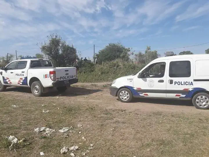 Acuchilló a dos jóvenes y una mujer en una cancha de Fútbol
