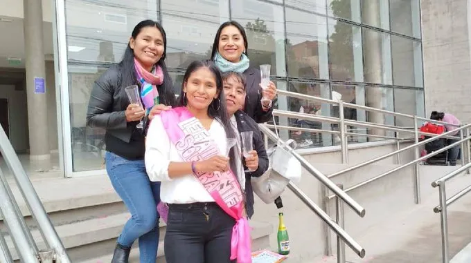 Acusan a una docente de plástica por ejercicio ilegal de la medicina: recetaba medicamentos y llegó a firmar actas de defunción