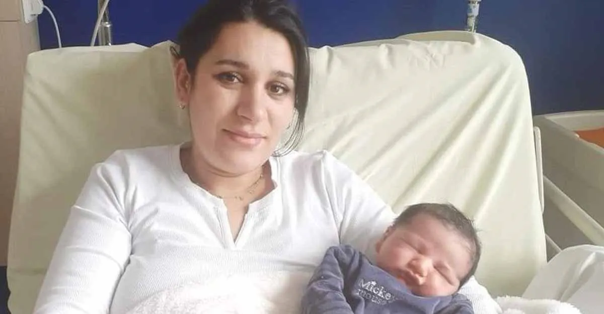 Adolescente sorprendido inhalando pegamento en el micro centro