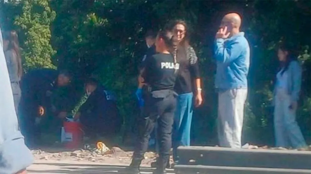 Adolescentes le apedrearon el Toyota Corolla a un hombre