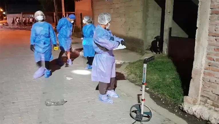 Agredió a su pareja de 14 años con golpes de puño