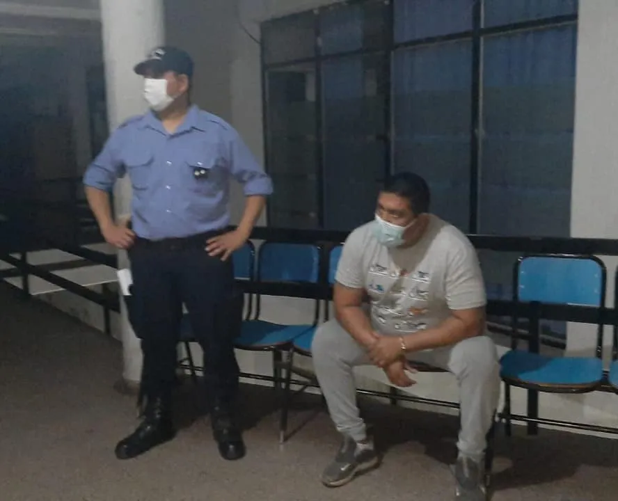 Agredió a su pareja, hirió a un policía e intentó fugarse