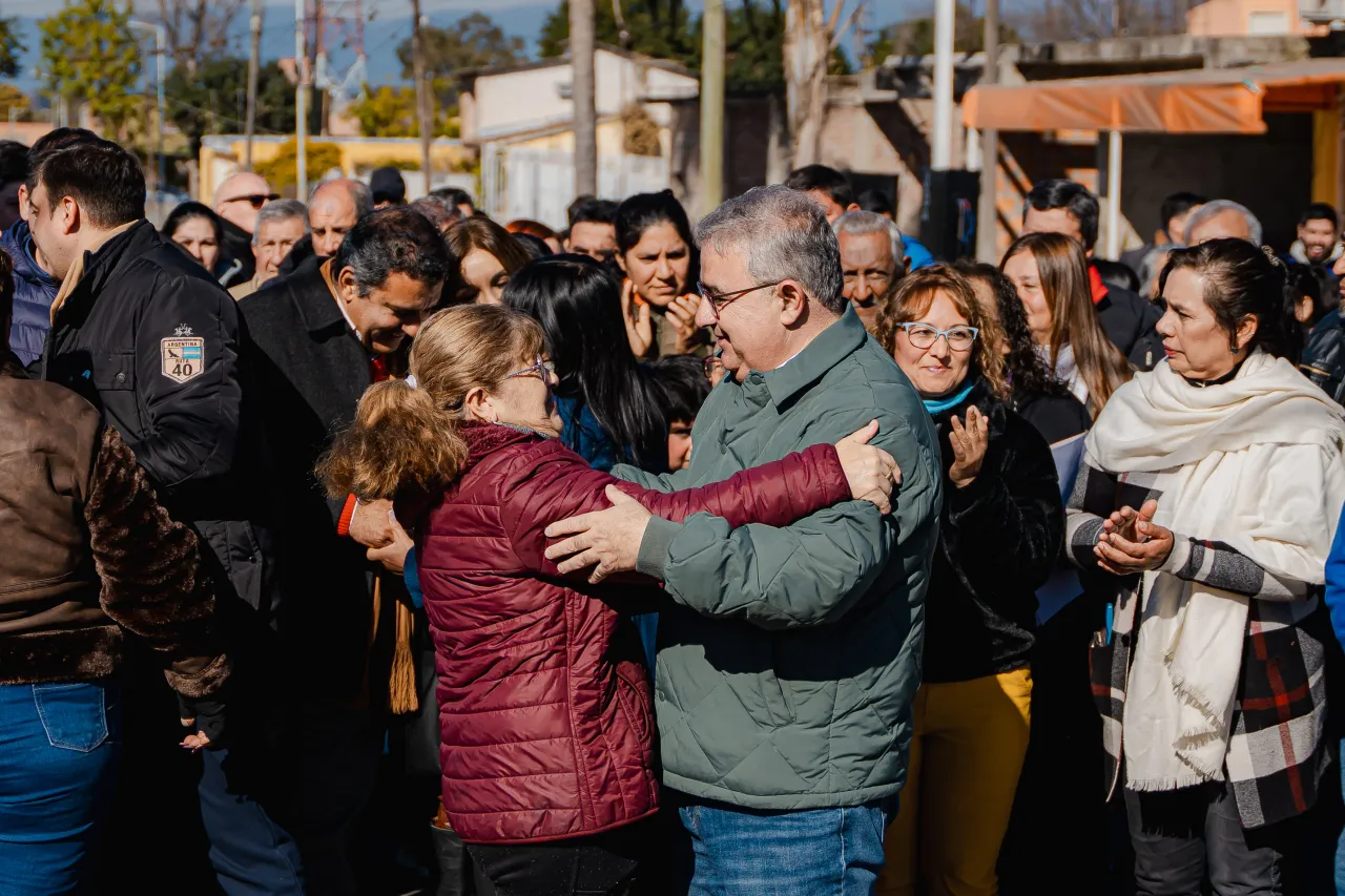 Agredió a su pareja mientras estaban en la plaza