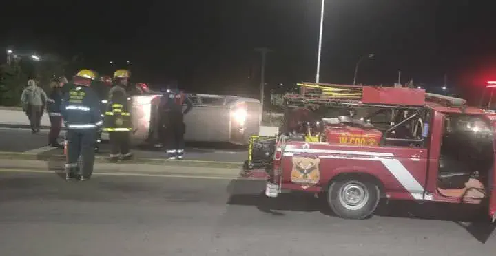Ahora: Terrible vuelco en Avenida Presidente Castillo