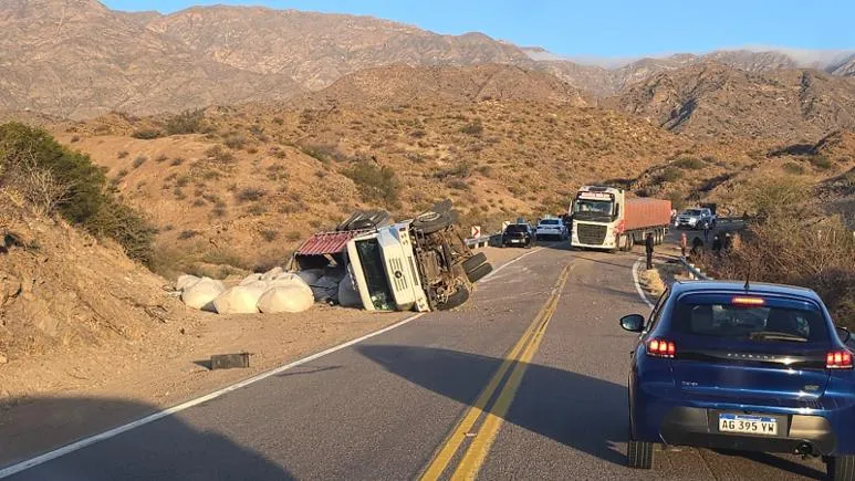 Alerta de tránsito en la Ruta Nacional 60 por el vuelco de un camión en la Quebrada de La Cébila
