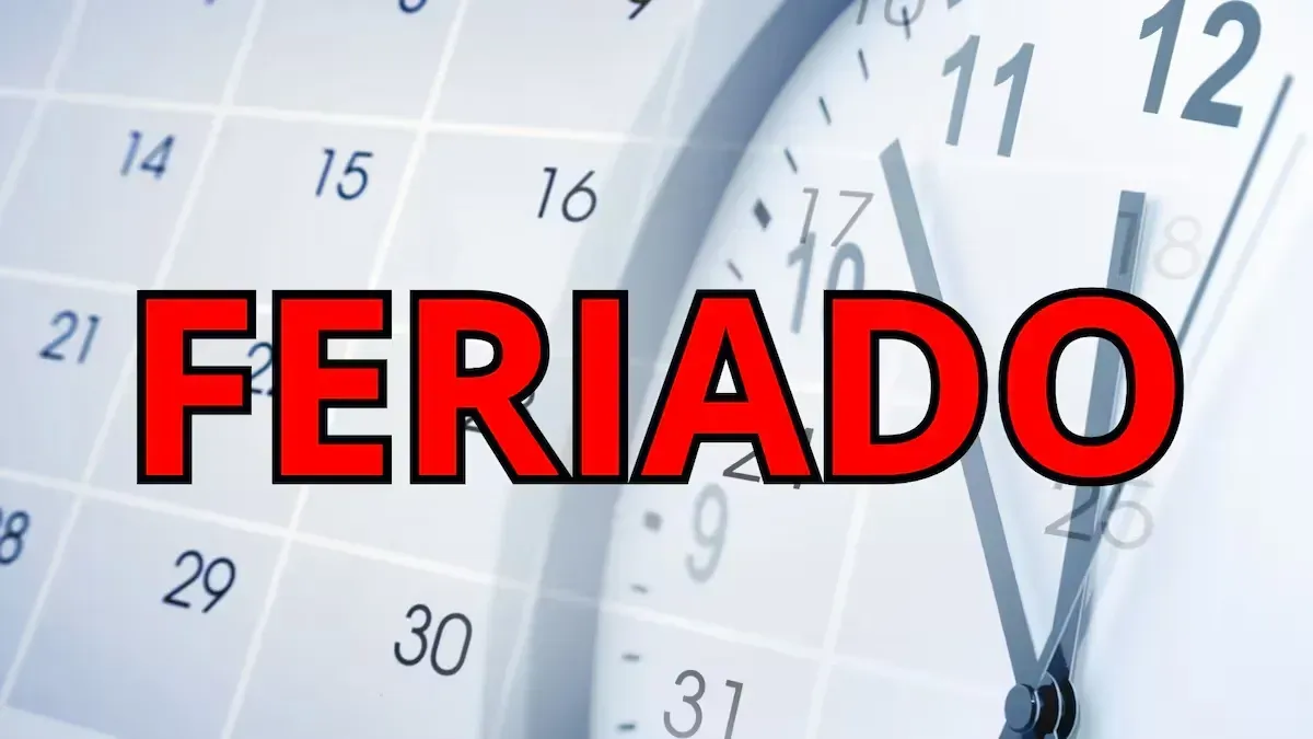 La palabra FERIADO en letras rojas con borde negro sobre el fondo de un almanaque y un reloj de pared.