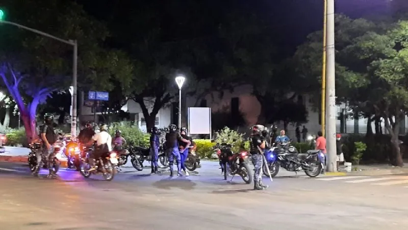 Alumnos cortan ruta