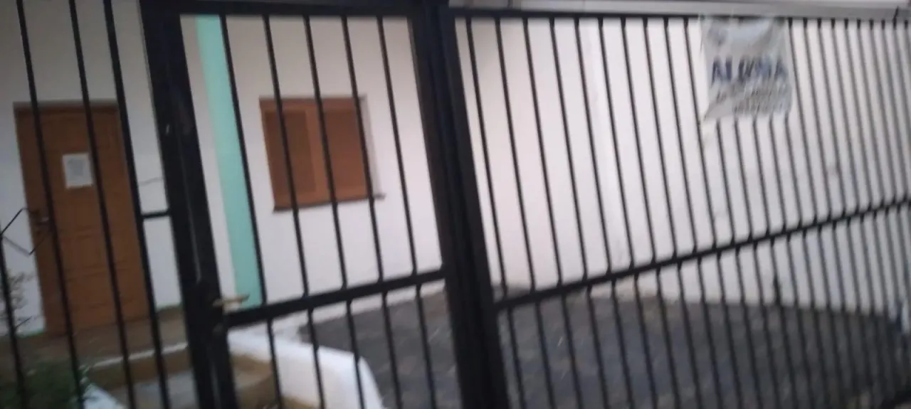 Amenazó y agredió a un hombre en un corralón