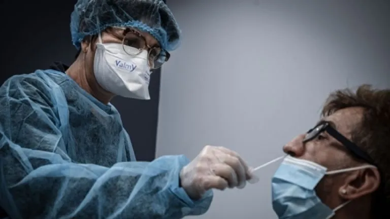 Amor en tiempos de coronavirus: con el traje anticovid