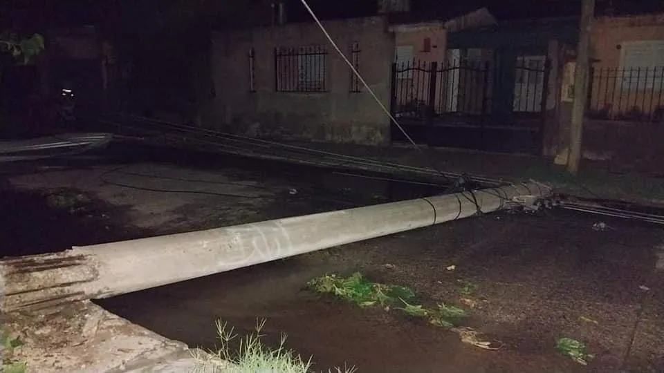 Aprehenden a tres masculinos por intentar agredir a efectivos de la policía