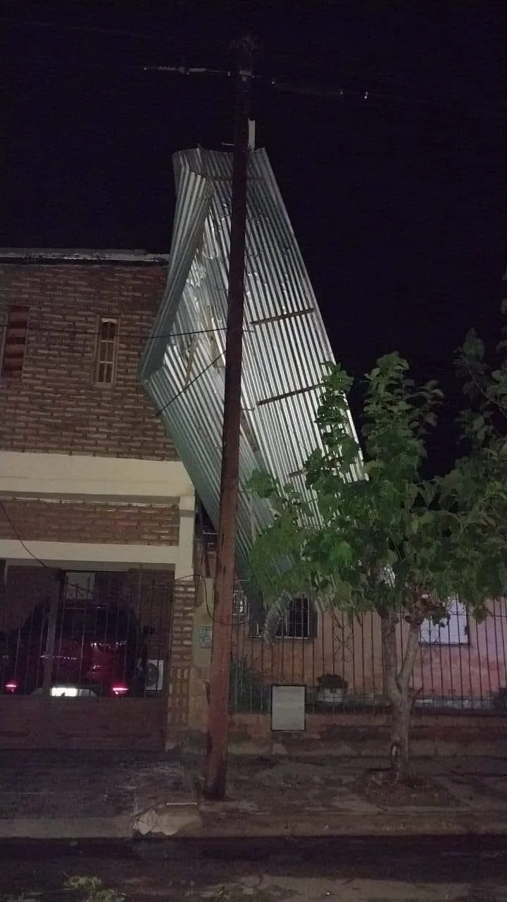 Aprehenden a tres masculinos por intentar agredir a efectivos de la policía