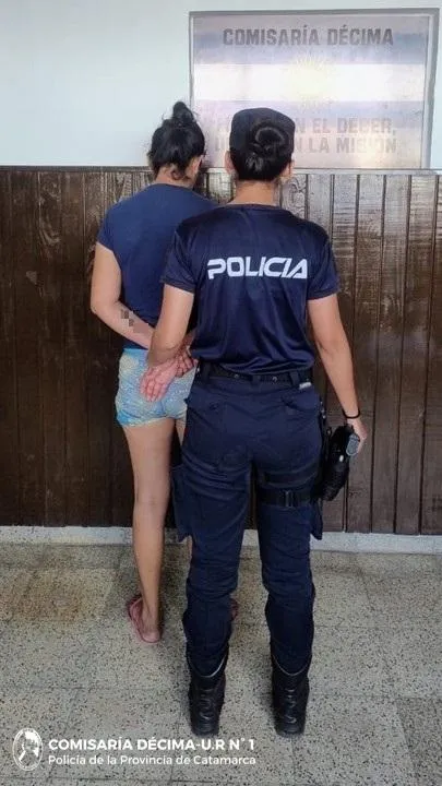 Aprehenden a una joven mujer sindicada de cometer un ilícito