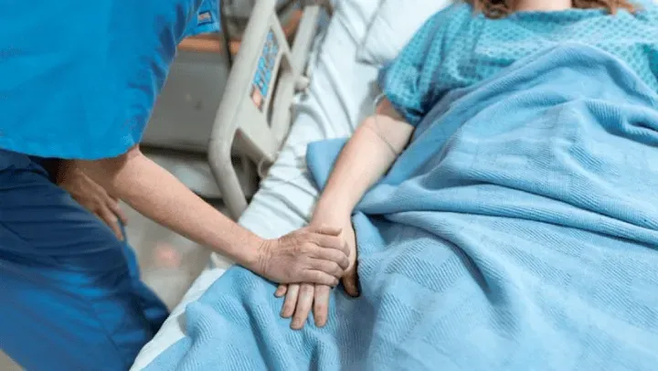 Apuñaló a su exesposa, hirió a su hijo y se entregó a la Policía