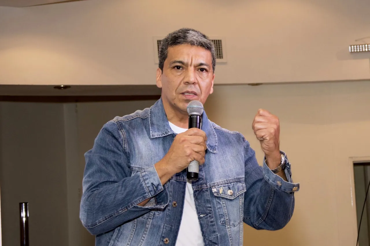 Arden las internas radicales