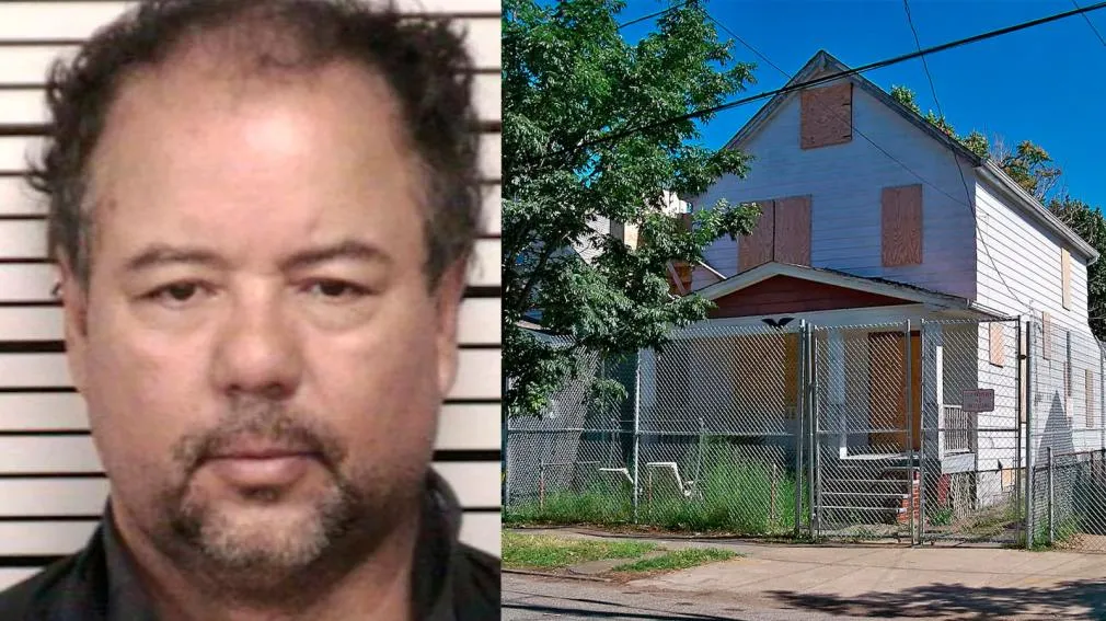 Retrato policial de un hombre junto a una casa blanca de madera con puertas y ventanas tapiadas.