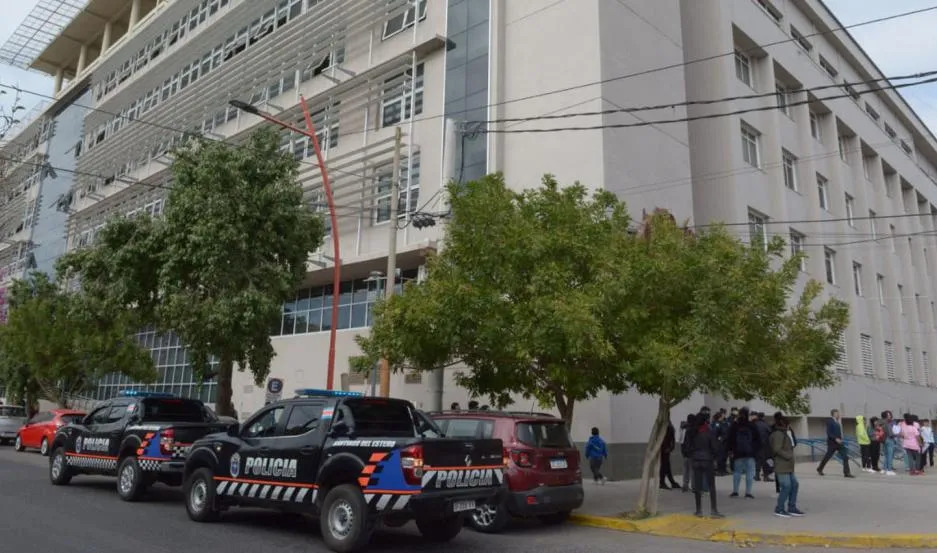 Arrestan a dos masculinos y secuestran estupefacientes