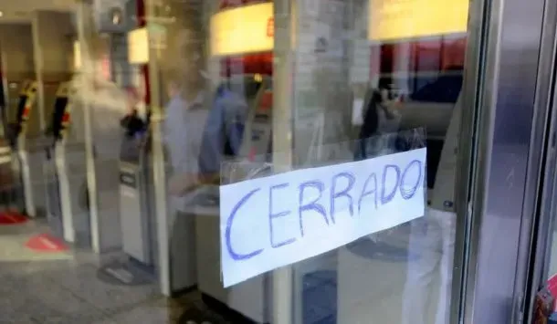Arrestan a dos personas y secuestran una planta de Marihuana en el sur de la Capital
