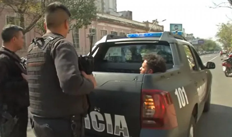 Así partió un rayo al árbol