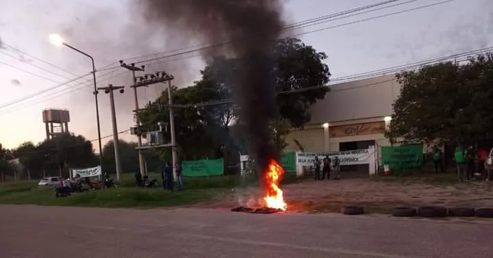 Así se encuentra el puente que cruza el río Belén