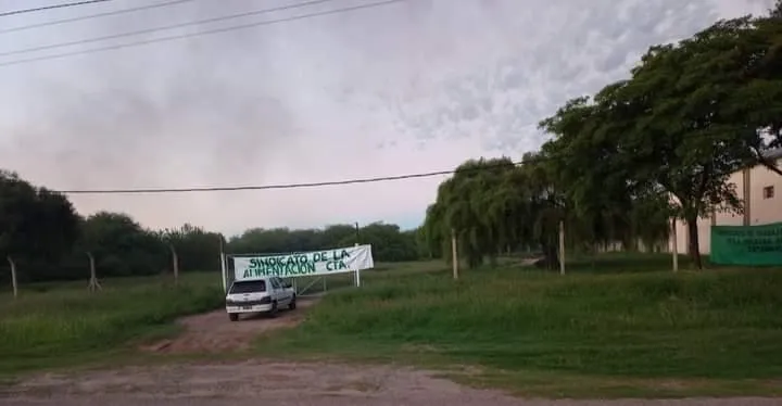 Así se encuentra el puente que cruza el río Belén