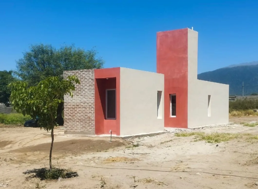 Así vende el durazno una reconocida cadena de supermercados en Salta