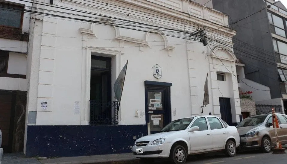 Atacó a golpes de puño y apuñaló a su ex